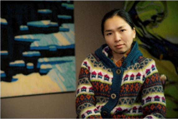 الفنانة المنغولية توبوشو أمام الأعمالها.